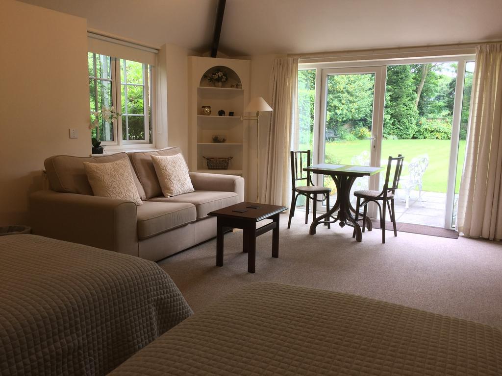 Little Manor Bed & Breakfast เชลเทนแฮม ภายนอก รูปภาพ