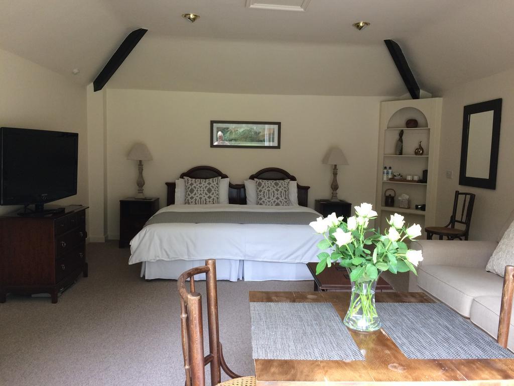 Little Manor Bed & Breakfast เชลเทนแฮม ภายนอก รูปภาพ